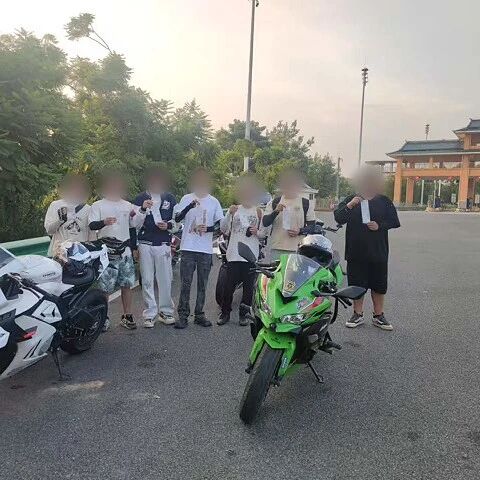 7辆摩托组队闯广西高速，刚冲下收费站就全员挨罚...