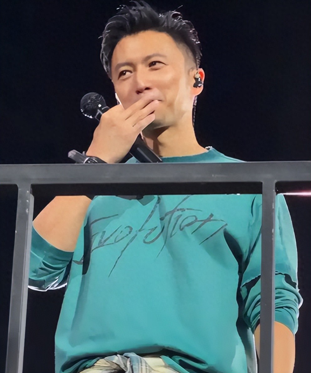 张柏芝曝儿子病情，谢霆锋演唱会出状况，一个细节太心酸 王菲沉默