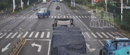 江西一货车拐弯，五十箱矿泉水瞬间甩落车道，民警徒手捡拾、清理现场