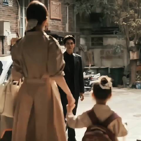 “后来的方协文真的很像庄国栋，西装发型眼镜…”