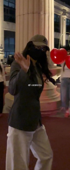 刘涛哈尔滨街头造型曝光！灰色西装干练吸睛