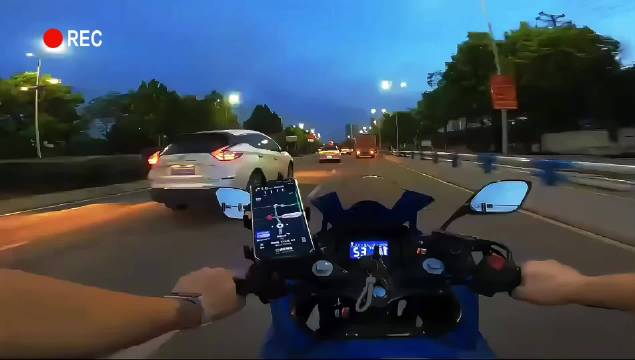 夜路骑摩托撞卡车钢板，头盔救命责任谁担