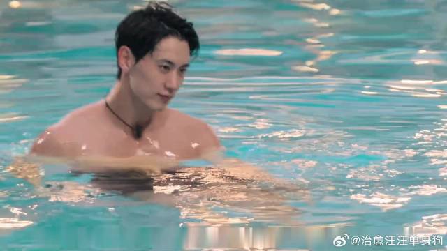 海王硬汉强势占有，眼神锁定猎物
