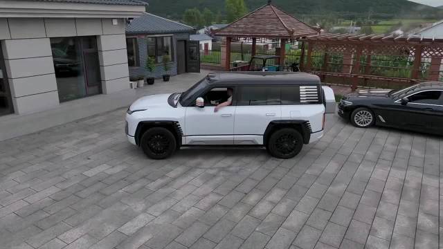 二驴仰望u8原地掉头，该说不说国产车也很厉害了！