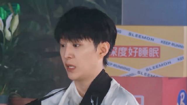 张真源范丞丞上演泳池湿身，这姿势谁看了不迷糊，真绝了丨奔跑吧