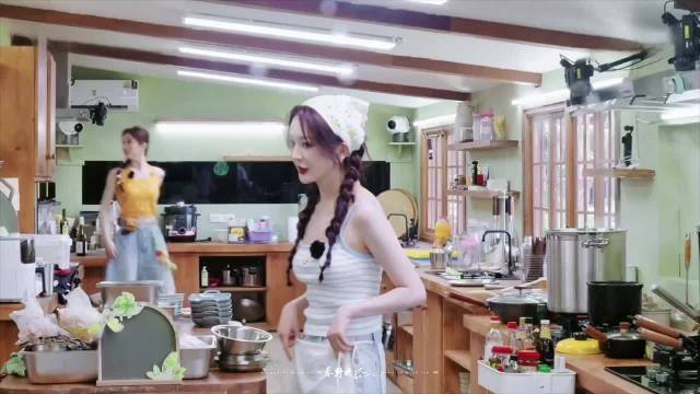 靳梦佳主动搭手却被字幕弱化，观众直呼憋屈