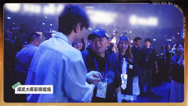 成龙后台拥抱张杰，不仅抱一抱，还要摸摸脸拉拉手，是谁羡慕了我不说