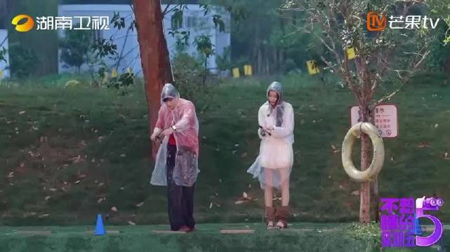 别人钓鱼专注紧绷，她悠闲散步随手就钓上鱼，松弛感直接拉满