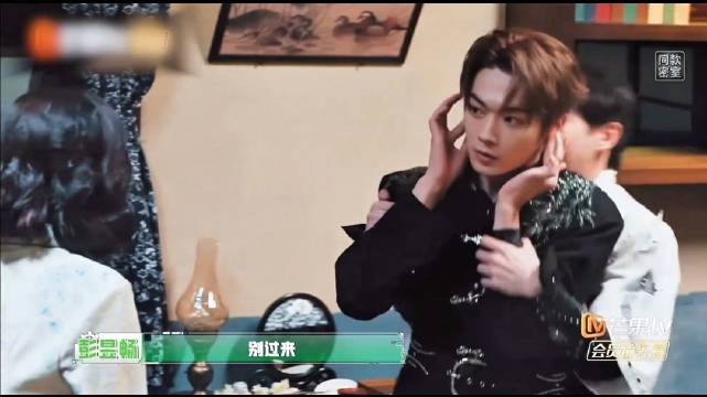 许凯冷静得让我陌生，听话坐下又乖又怕
