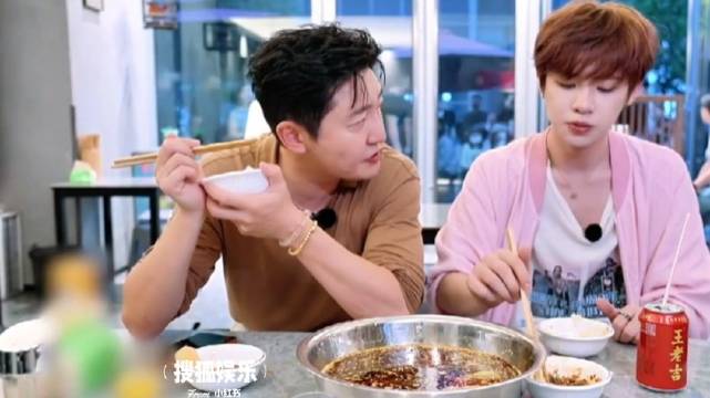 黄明昊说和朋友吃饭从不采用AA制如果今天黄明昊
