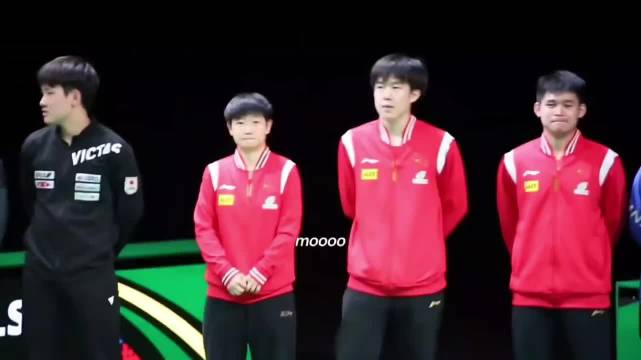 等待领奖的两个萌孩儿