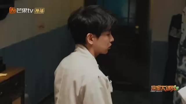 分工陪伴小朋友，每个人都拿出十足耐心，画面满是温柔氛围感