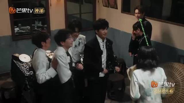 没想到照顾小恒是轮班模式，几位男生温柔细心的样子特别戳人