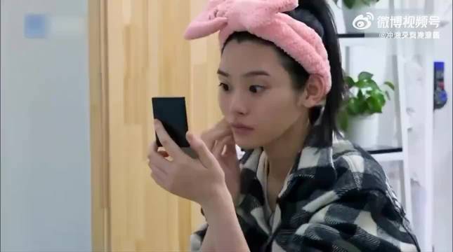 奚梦瑶精致化妆，瘦到脱相还打阴影，韩雪一脸不解
