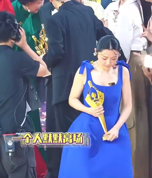 卫诗雅回应独自离场：怕绊倒，不是落寞