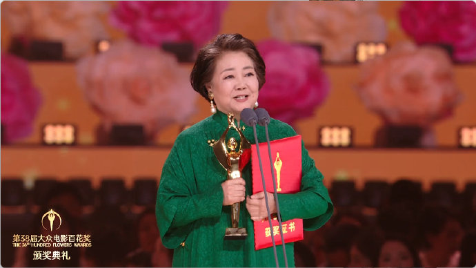 萨日娜凭《抓娃娃》夺百花奖最佳女配角，宋佳马丽泪崩