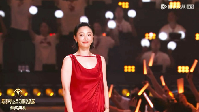 白百何红裙亮相百花奖，气场全开如熹妃回宫
