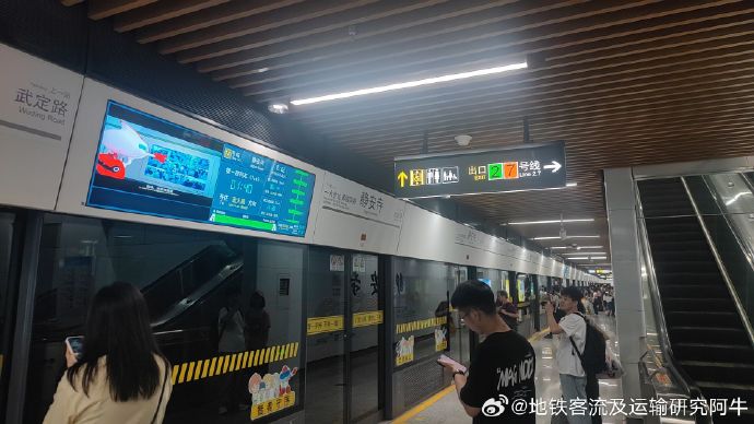 陆家嘴节假日朋友聚会 停车方便吗地铁近不近