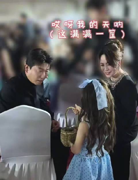 完全是妈咪 贴心帮小朋友整理裙子 逗小朋友玩