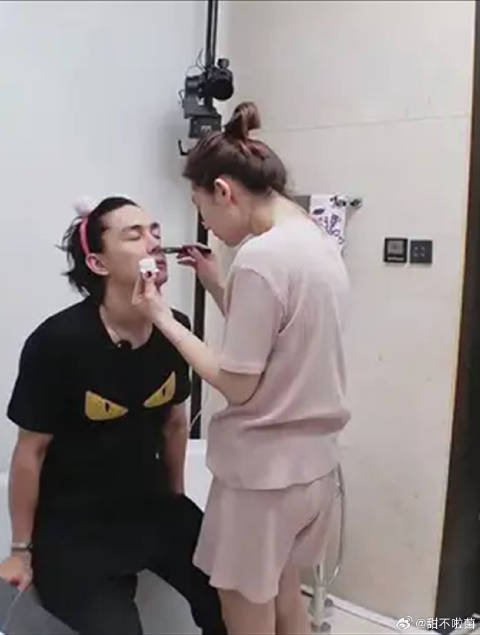 戚薇帮老公护肤，李承铉一脸享受：你的面膜好高级！丨我家小两口
