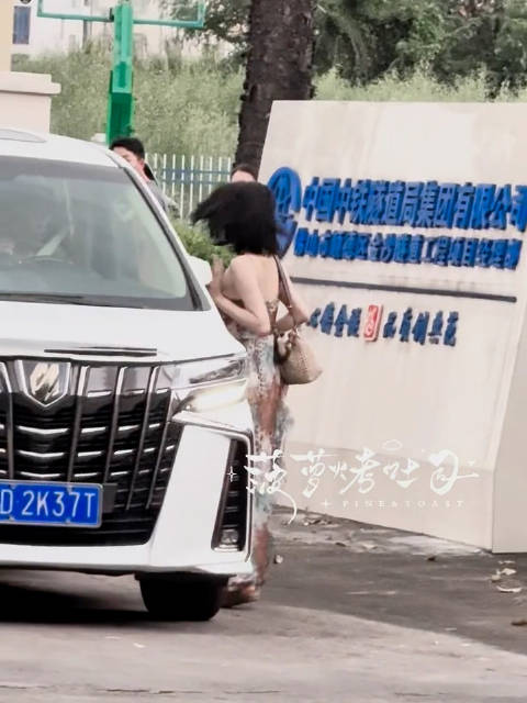 这个梦妍光顾着和粉丝打招呼，结果回头没注意撞到车后视镜了