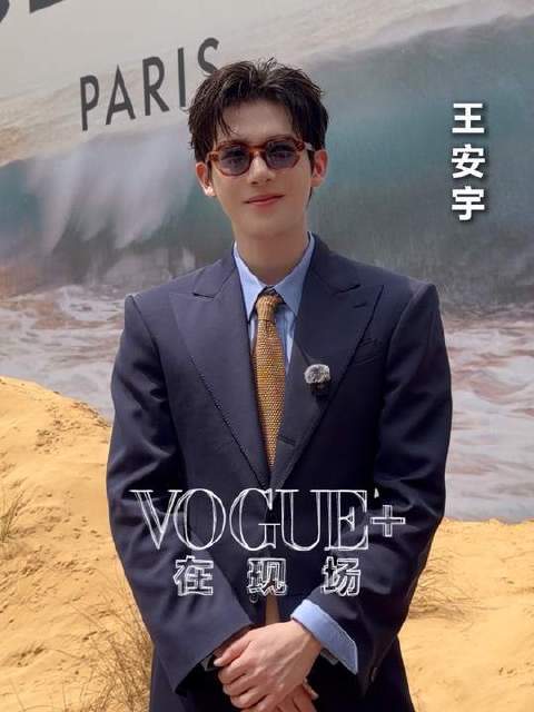 王安宇CELINE夏日漫游，赤脚踩沙海风一吹就出发