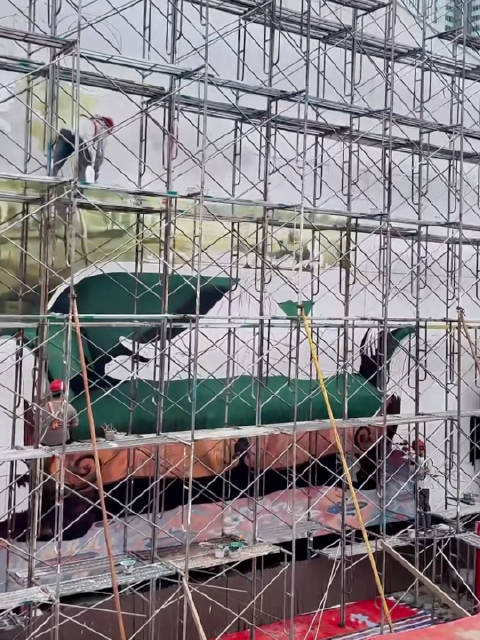 肖战斜躺Gucci沙发，上海大地广告制作中