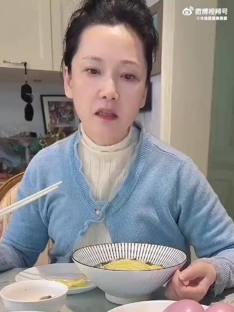 何赛飞回家再战折耳根，仍崩溃称外地不如贵州