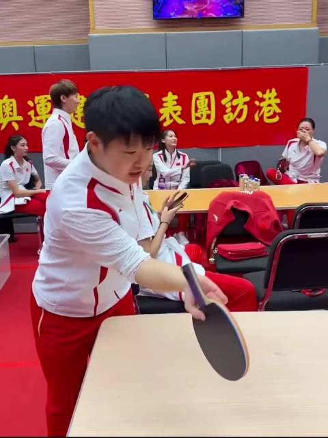 孙颖莎如何教陈清晨打乒乓球，小莎自己发勾手还一本正经的教徒弟