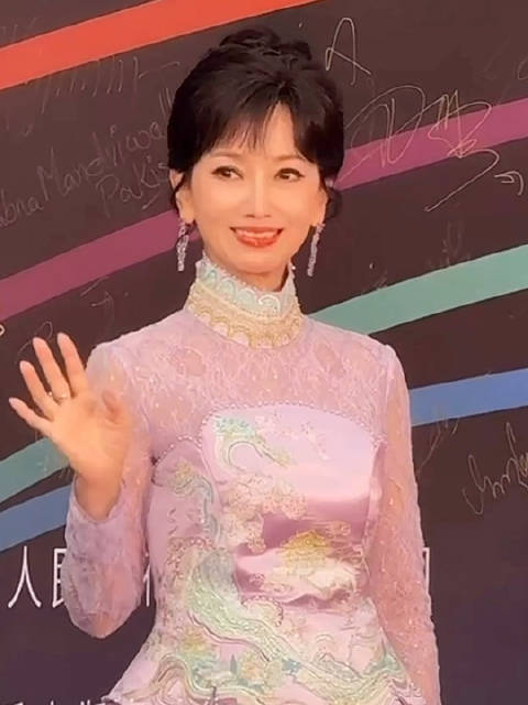 赵雅芝亮相成龙国际动作电影周
