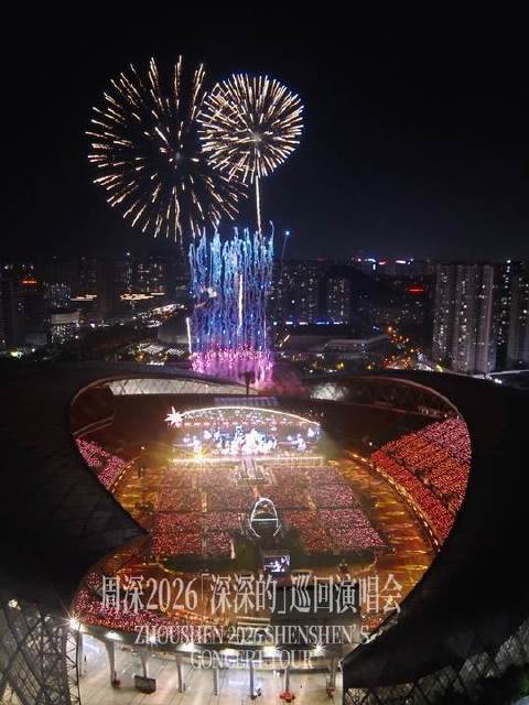 夜色温柔地裹住我们的歌声，而四面八方的回响却愈发清晰…