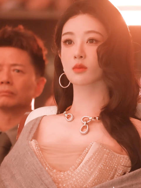 杨紫百花奖内场的怼脸拍怎么美成这样 明媚大气