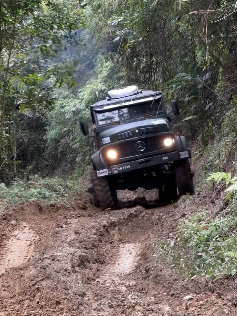 奔驰6x6重卡在烂泥地里简直如履平地！