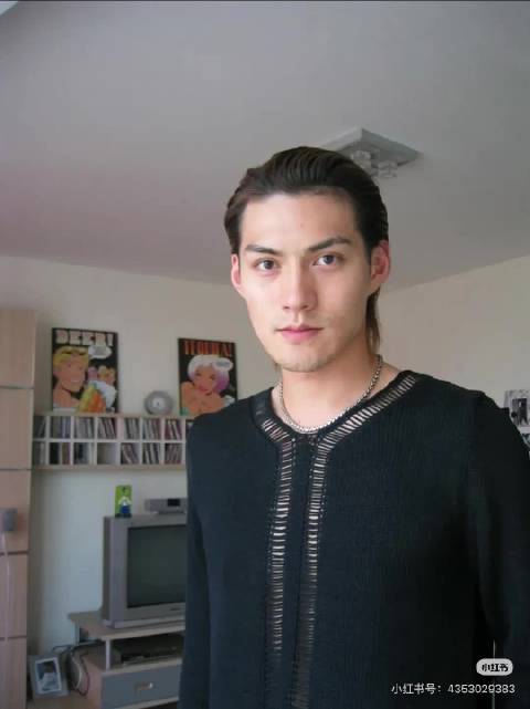严屹宽晒照忆23岁北京安家