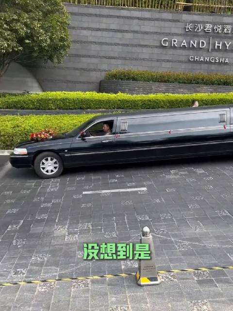霸总小说的加长林肯，我想说的是，这四个车轱辘真的能撑起这么长的车身吗？