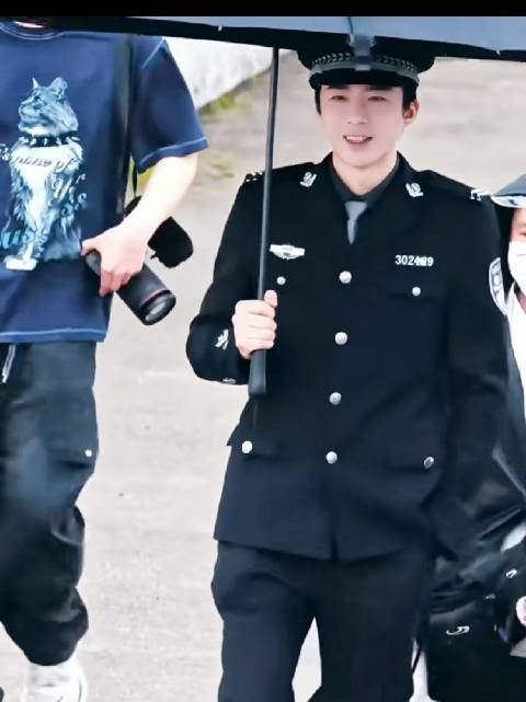 粉丝一早向刘宇宁高警官道早安