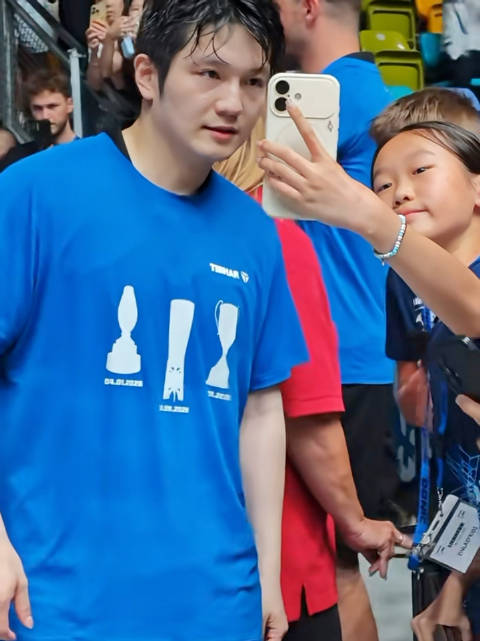 樊振东杜塞尔多夫主场首秀，主动与小朋友合照