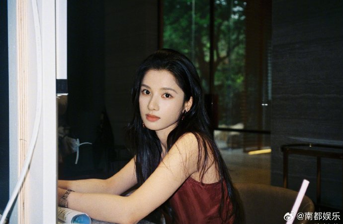 李现和张婧仪在《雾里青》中分别饰演什么角色？