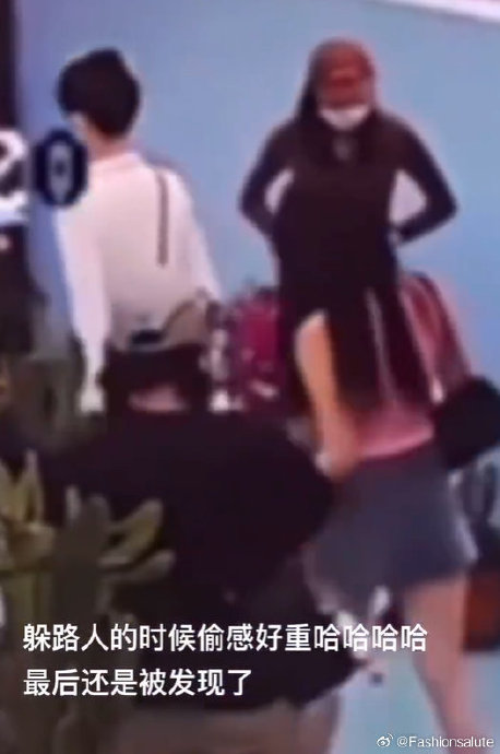 迪丽热巴被路人认出后第一反应是什么？