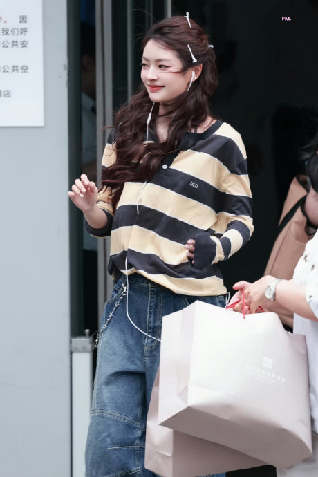 徐若晗半妆造赶班hi6，松弛感太圈粉