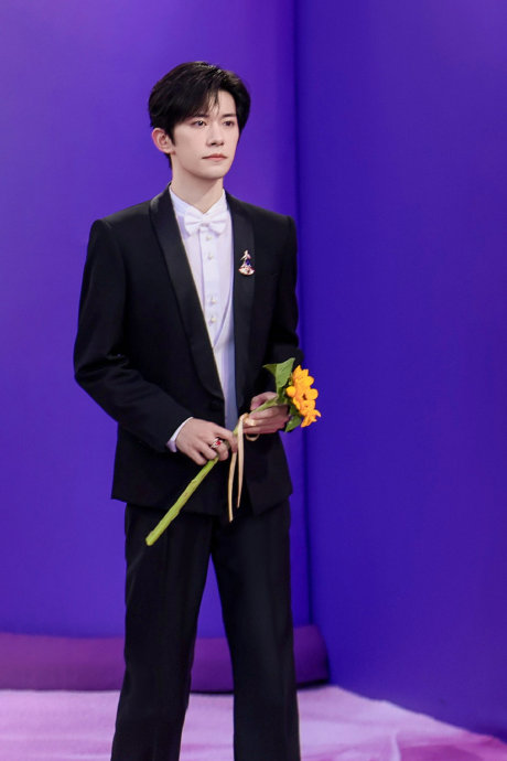 易烊千玺婉拒黄晓明邀歌，百花奖名场面刷屏