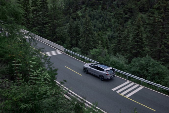 沃尔沃xc70混动版2025款的车内空间表现如何？