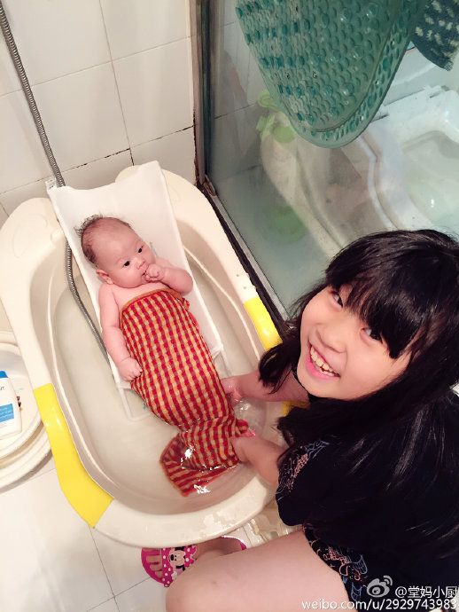 林德信如何平衡照顾二胎女儿和长子Aming的相处？