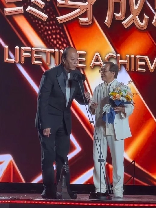 成龙和狄龙在电影周上为什么被称为世纪同框？