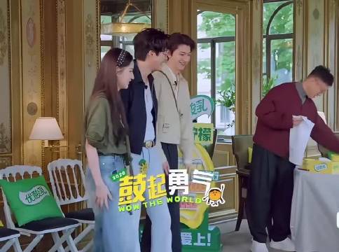 有人拉屎有人递纸，这就是我们和谐有爱的地球大家庭