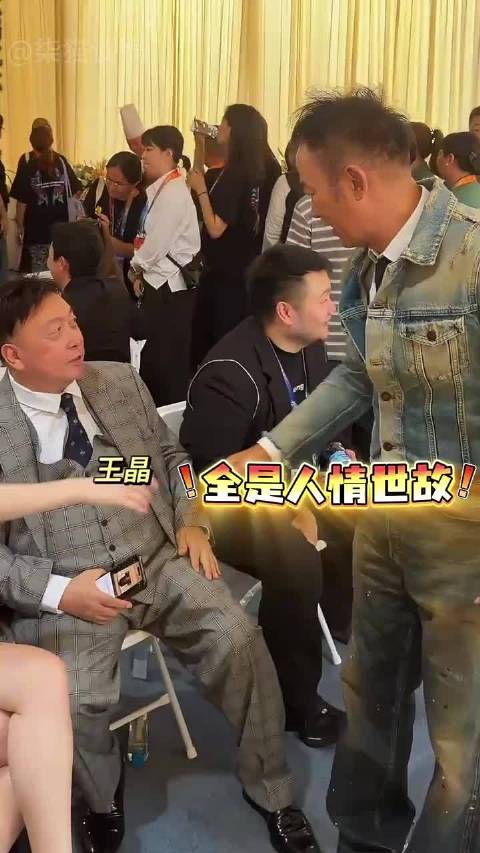 成龙电影周看人情世故，释小龙成打卡点，王晶坐着和任达华打招呼