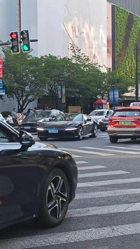 搭载V12发动机 法拉利12c