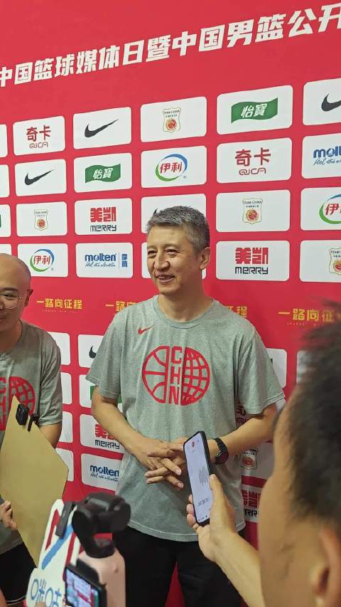 中国男篮训练结束，主教练郭士强面带微笑向大家表示感谢