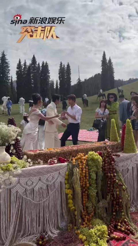 你不站中间你站我老婆旁边？