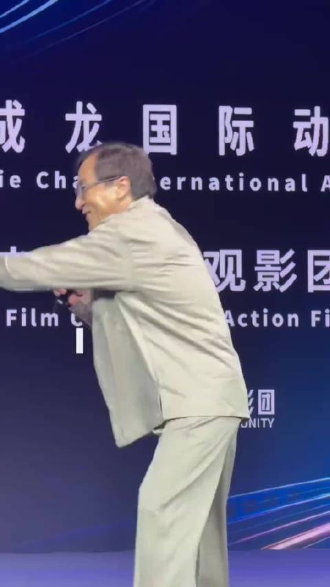 跟着大哥混，三天吃九顿！欢迎收看72岁白羊座的大哥成龙高能量的一天！